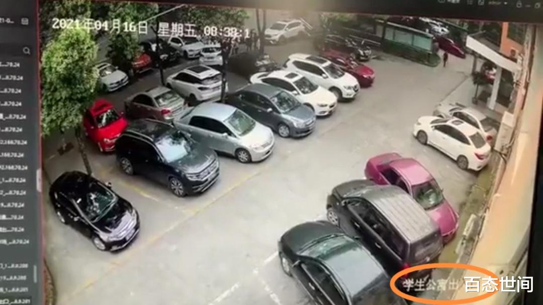 百態(tài)世間 宜昌女司機(jī)開車玩手機(jī)將女子撞倒后碾壓而過(guò)，捂臉大哭嚇得跑走