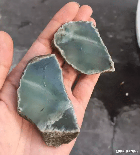 翡翠|美女花5000买下莫西沙翡翠原石，一刀切开后笑得合不拢嘴