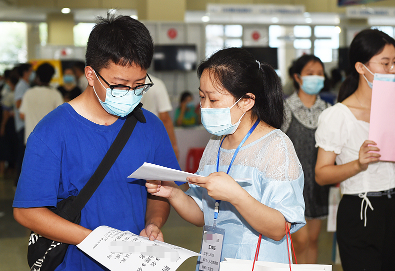 文职|军队文职报名遭遇“滑铁卢”，月薪9000却招不够人，铁饭碗不香吗