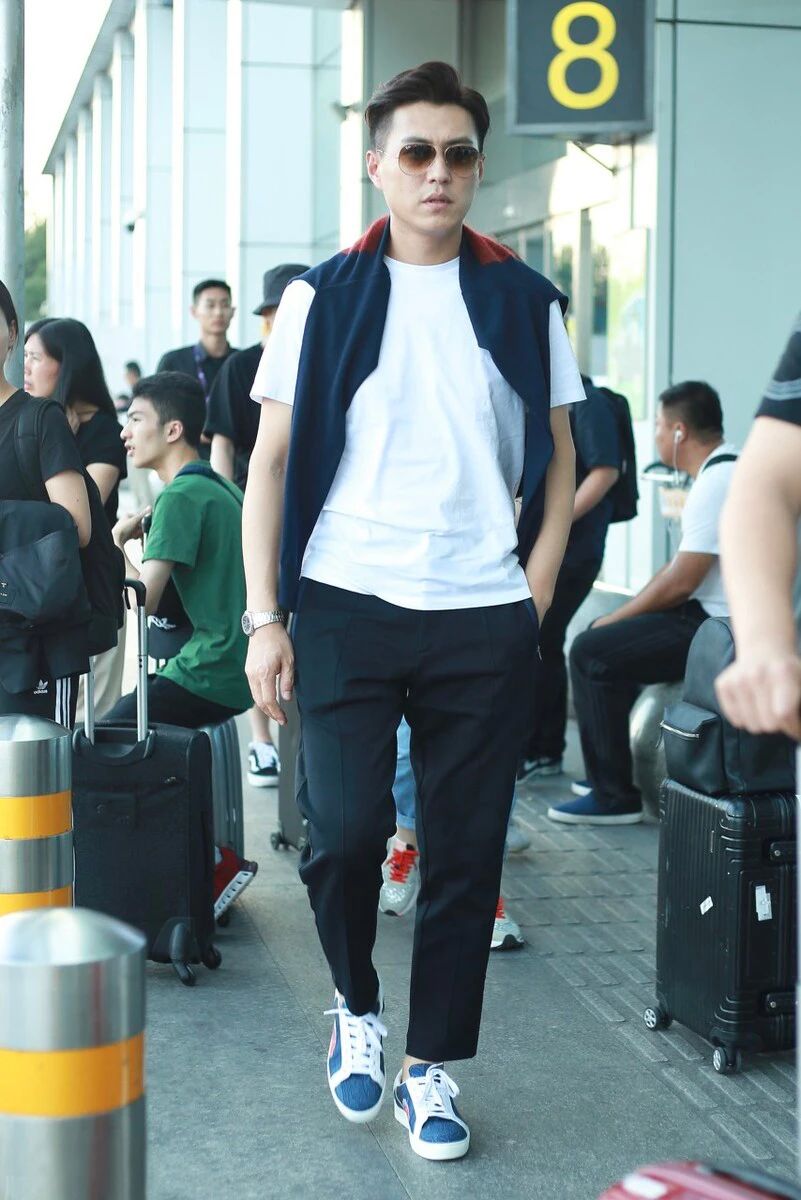 男士穿衣搭配杂志|靳东打造经典造型，西装+白T一样很时髦，这样穿尽显型男气质
