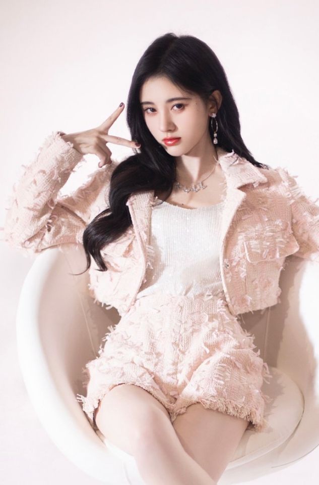 鞠婧祎|“四千年美女”鞠婧祎丁字泳衣照曝光，曲线堪比过山车。