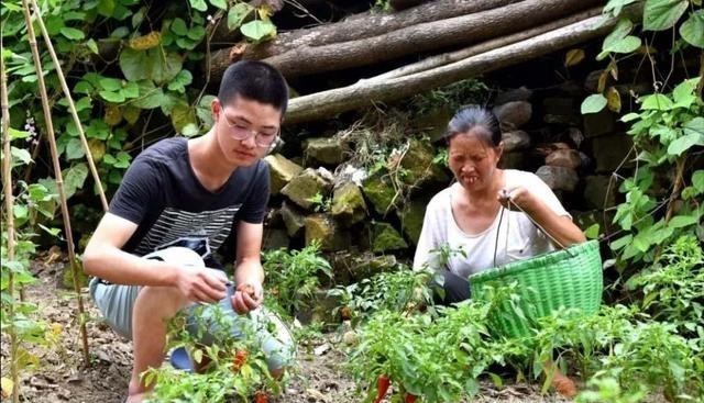 萌听小c姐|寒门学子胡安康：父母残疾，全家挖野菜生活，高考685分考上清华