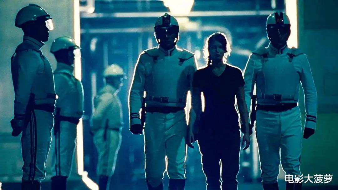 硬汉枪神|热度值破9，票房高达1578万！谁说网大拍不出“吃鸡”动作爽片？