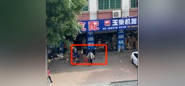 49岁男子当街行凶连杀2人,目击者:凶手未逃,被害女子死状惨烈