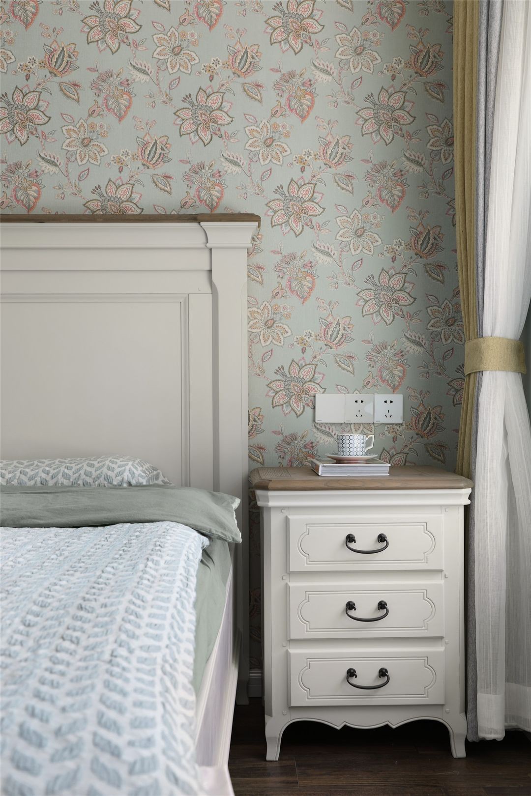 家居超人|深蓝色调构造的空间，恬淡舒适又精致，这份归属感让人很安心