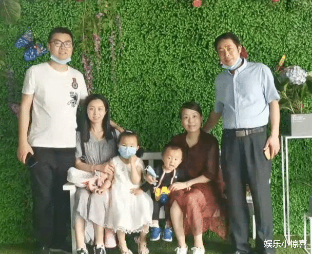 超模|田静带孩子在乡间走秀，女儿大长腿有超模气质，走路却有些外翻