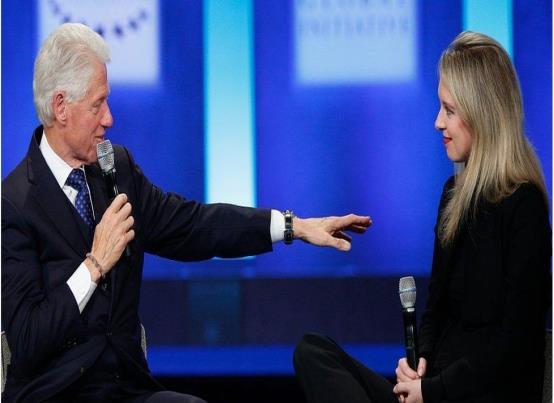 育妈计|“女版乔布斯”开庭受审,曾靠一滴血骗90亿美元,硅谷最大骗局