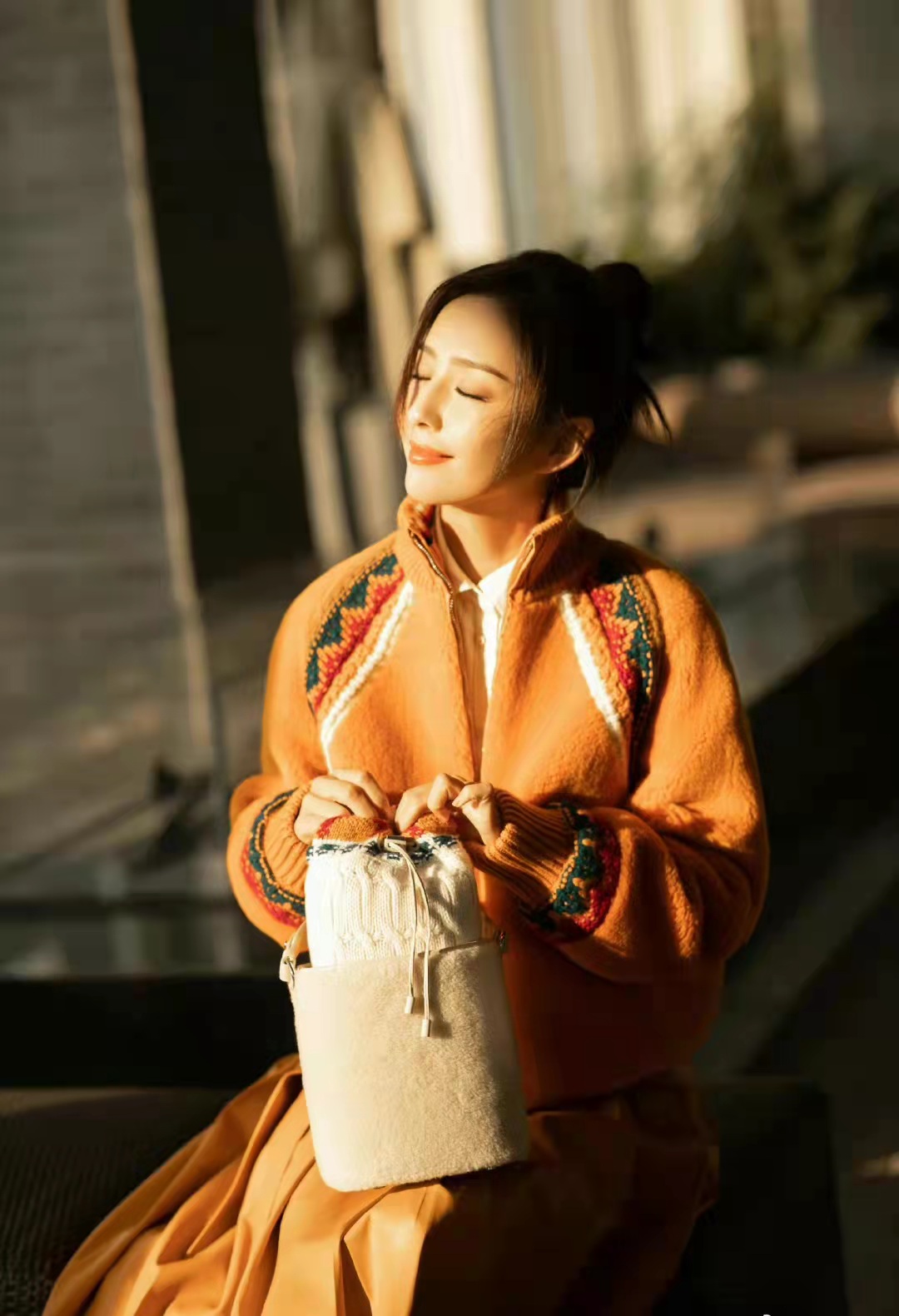 刘亦菲|佟丽娅针织毛衣配半身裙，冬天这么穿，温暖时髦还显瘦