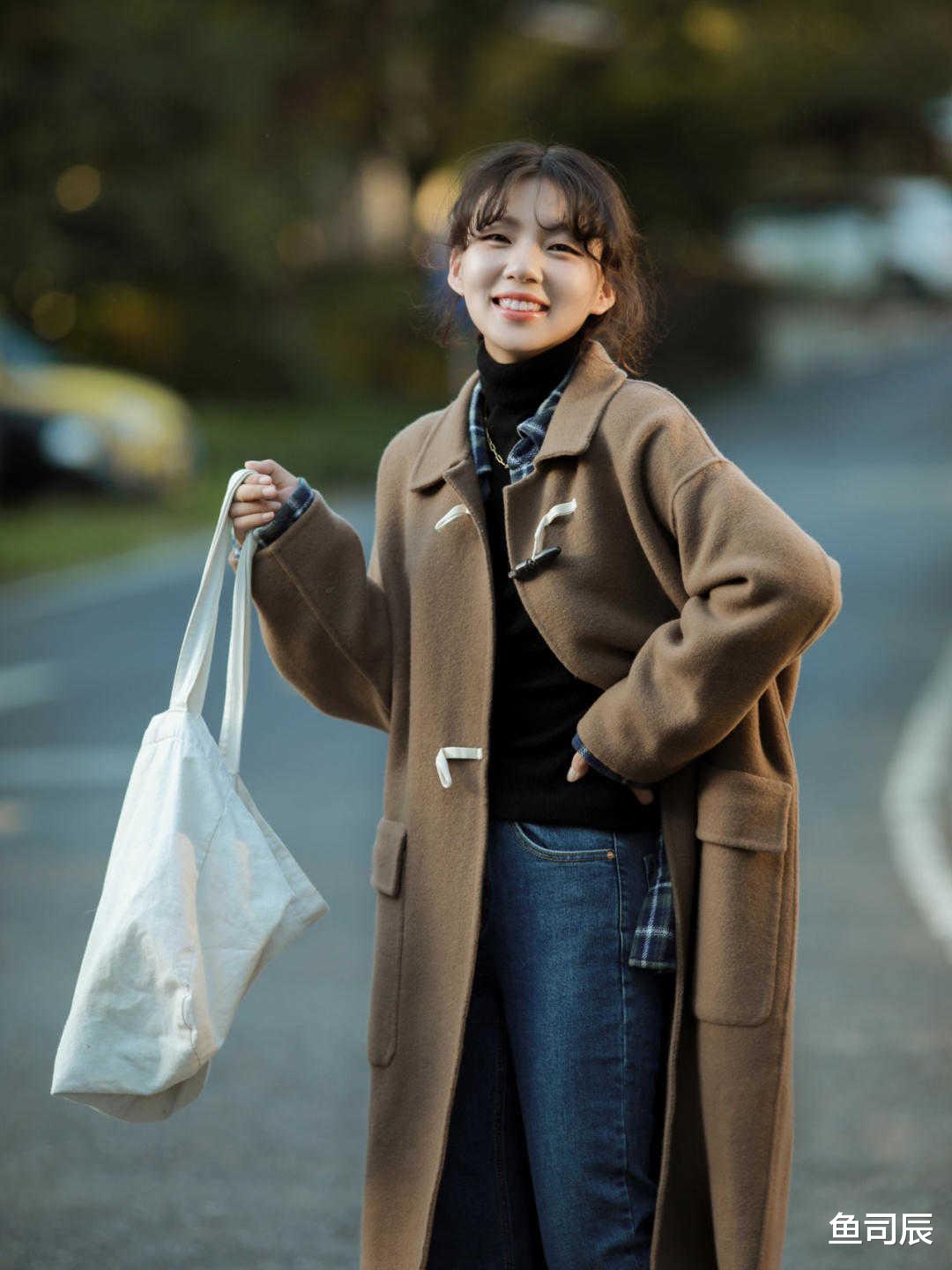 鱼司辰 30+穿衣选对不选贵！今秋试试用“针织毛衣”配半身裙，简约洋气