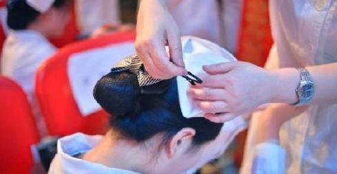 江苏一女子,为炫富虚荣借200万网贷,因无力偿还带3岁儿子喝农药