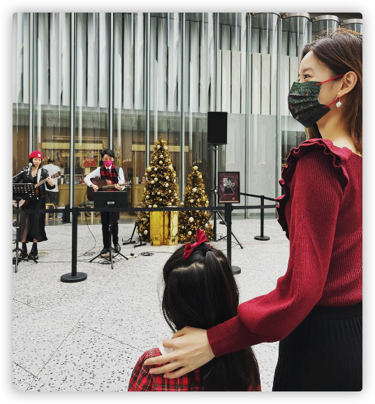 章泽天|章泽天晒爬山照，穿紧身裤勒出纤细小鸟腿，和5岁女儿同框像姐妹