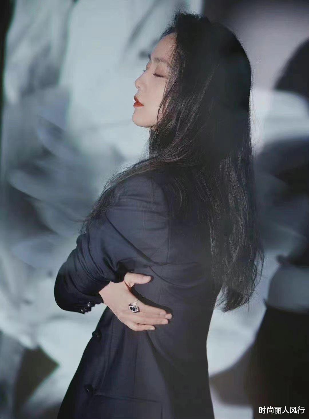 时尚丽人风行 汤唯国际咖位太牛！晚宴大合照抢杨幂C位，穿西装拍照真成大赢家