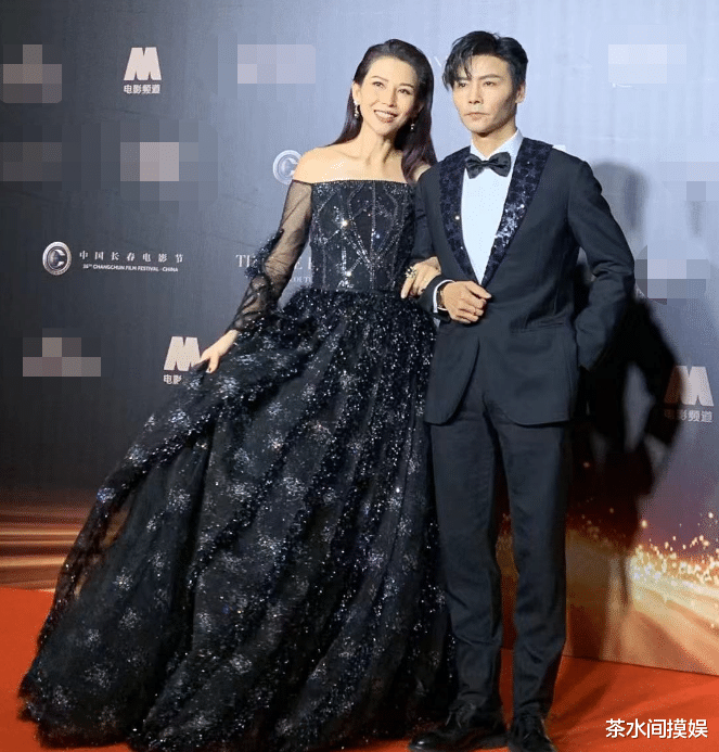 生图|女星年底活动生图：景甜“霸总”、热巴冷艳，杨紫黑衣黑裙显老气