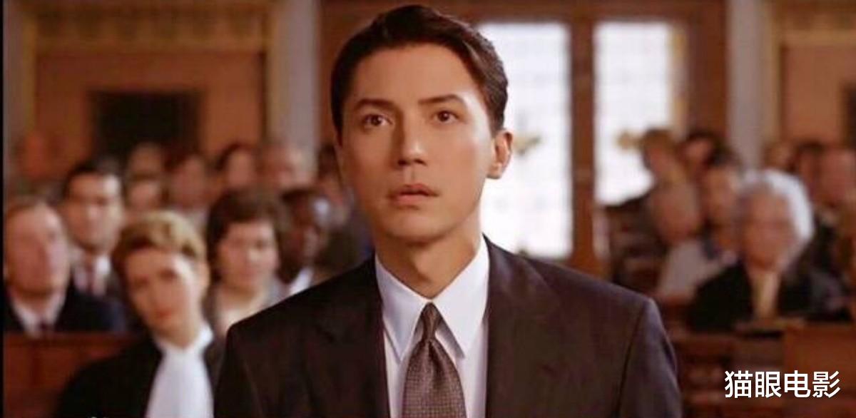 尊龙|69岁尊龙与美女同框！身材走样大肚腩明显，变化大到认不出