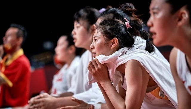 雪落无尘谈|太遗憾！后卫挖坑，一姐梦游，三大中锋合砍36+15女篮仍然出局