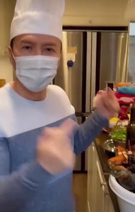 周旭阳嘉应 57岁甄子丹私下反差大，亲手为老婆做饭，还狂秀恩爱惹人羡