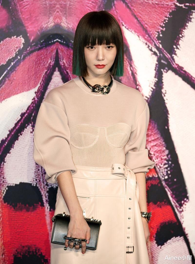 皮裙|王珞丹身上有模特气质，穿卫衣配皮裙，妆容浓但一点不老气