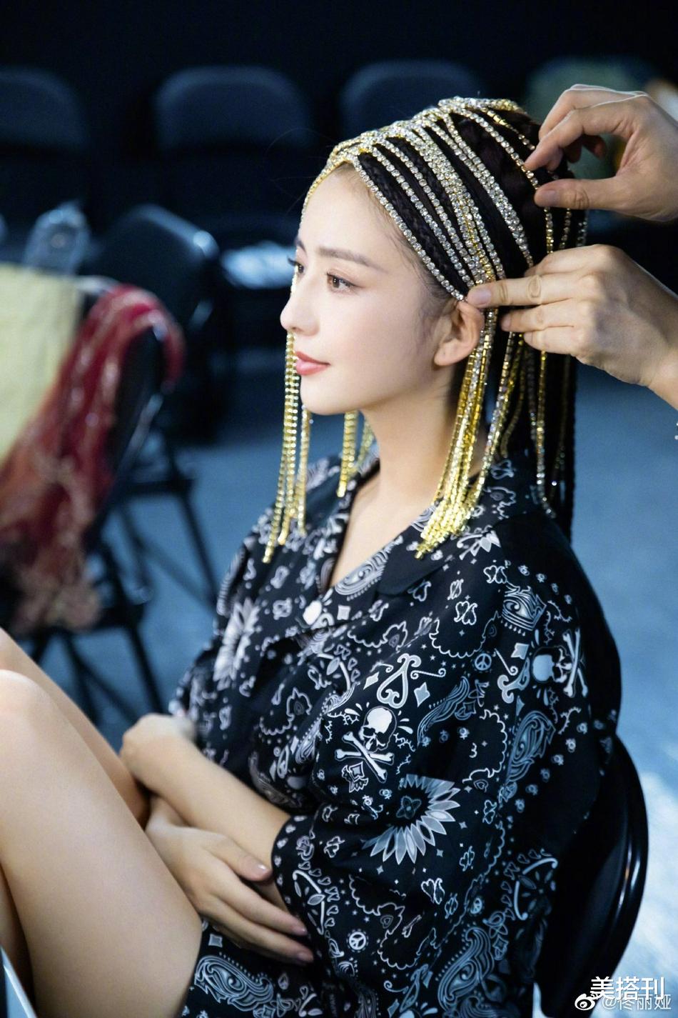 佟丽娅|佟丽娅最新造型，化浓妆穿红裙美艳动人，网友：终于看到异域美了