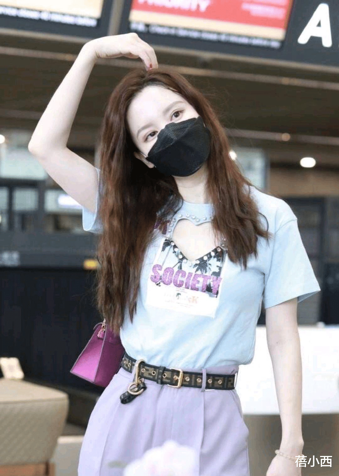 素菜|张萌带火了一种穿搭，叫“波点连衣裙+双马尾”，年龄都被藏起来