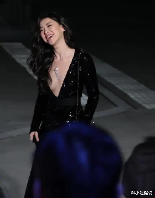 |37岁的朱珠怀孕也爱折腾,穿紧身露肩裙聚会,涂红唇变气场女王