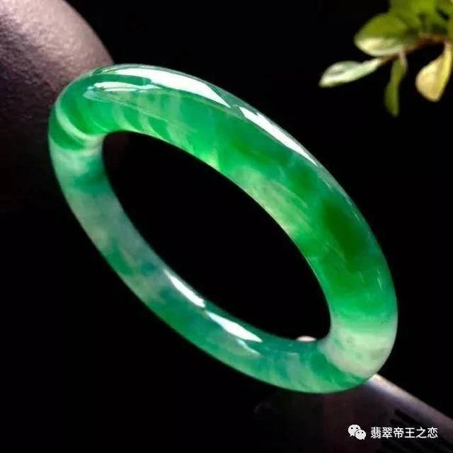 翡翠手镯|进价40元的翡翠手镯卖5千，这些创造利润奇迹的镯子都流向哪了？