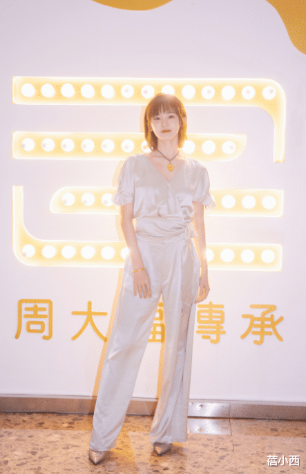 苗苗|郑恺老婆苗苗又美出圈了，穿粉色亮片裙现“饱满身材”，气质惊艳