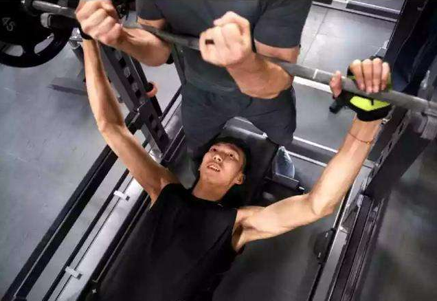 易建联|周琦卧推,易建联卧推,姚明卧推,没有对比就没有尴尬!