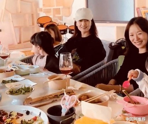赵文卓|高圆圆带女儿与江一燕聚餐热聊不停，江一燕身旁小孩意外抢镜