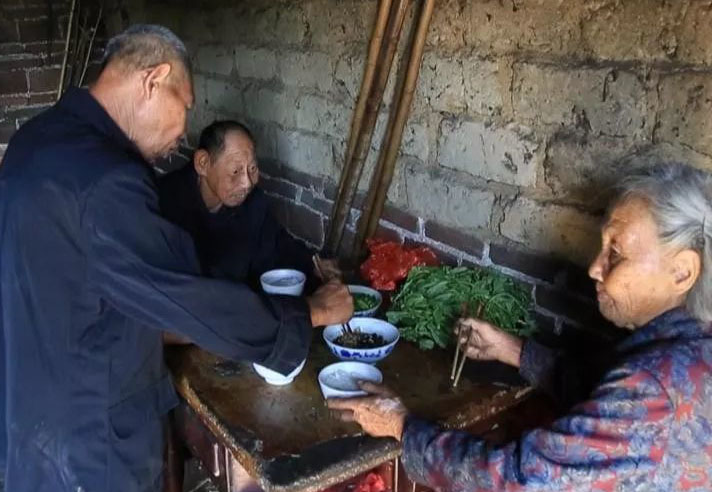 98岁老母亲照顾俩智障儿70多年,生了他们就负责到底,母爱无疆!