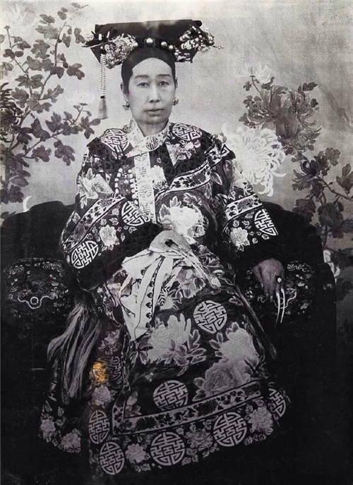 慈禧太后|考古队员清理慈禧棺椁时，刚一开棺，队长就喊道：不准动，快盖棺