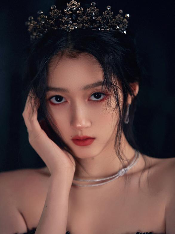 关晓彤|关晓彤故意穿小一码旗袍，看清生图下的线条，机器都打印不出来！