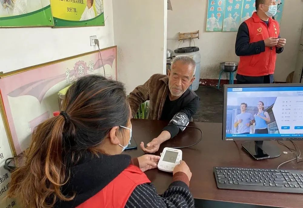 介休贴吧 第58个雷锋纪念日，介休红马甲用行动传承雷锋精神