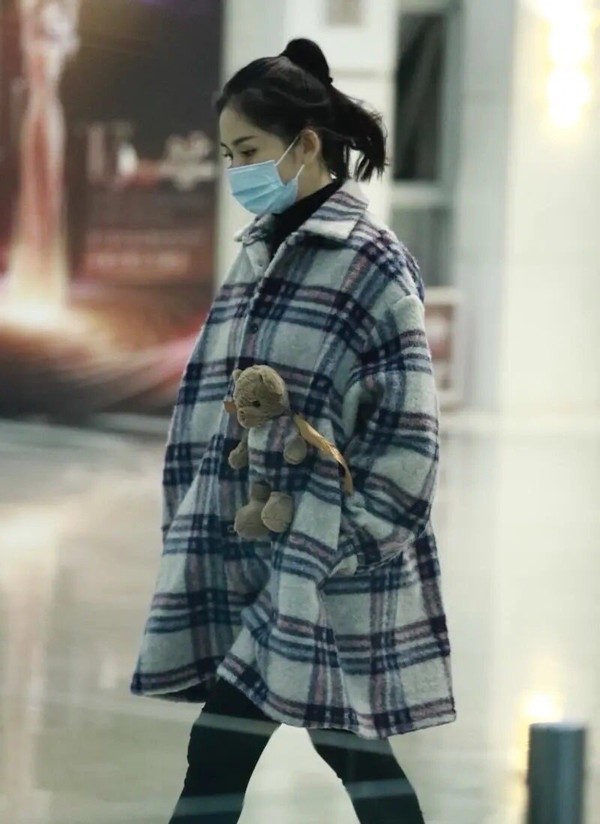 |谢娜挺大肚罕见露面！穿休闲裤腿好细，谢妈妈扎高马尾扮嫩不违和