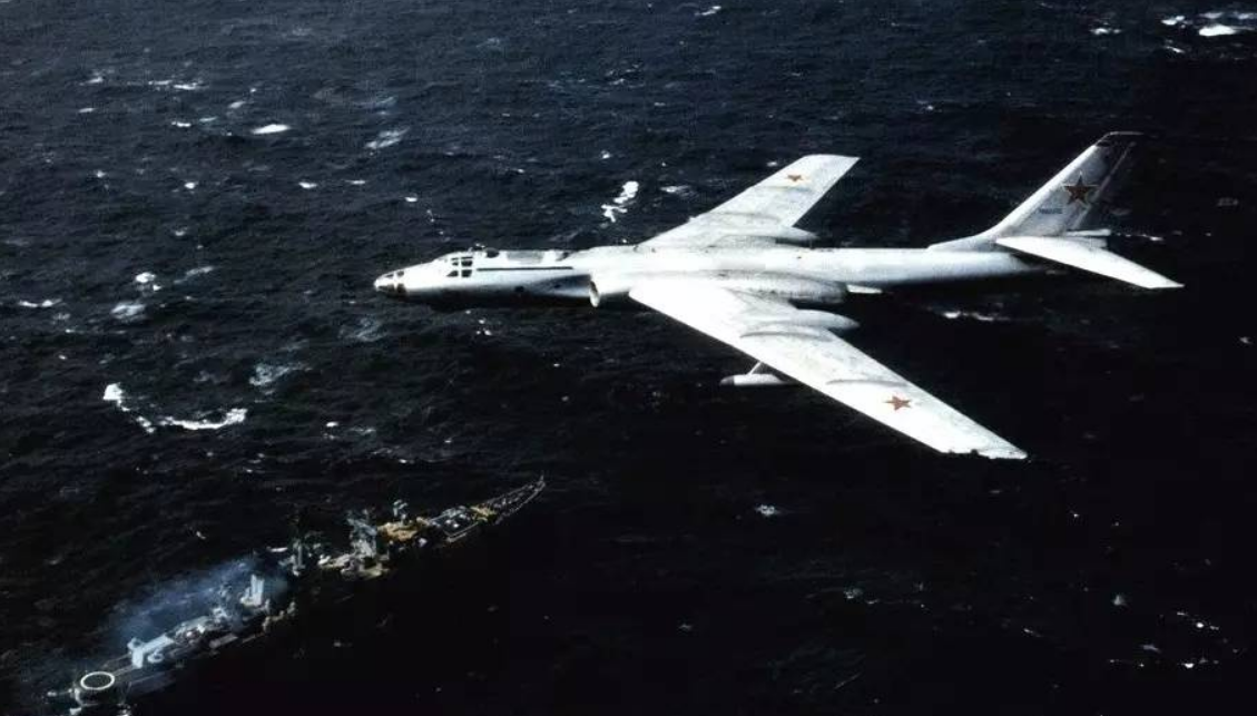 中国军力报告|驾驶70吨战机，苏联师长从美航母上空掠过，想再来一次却玩脱了