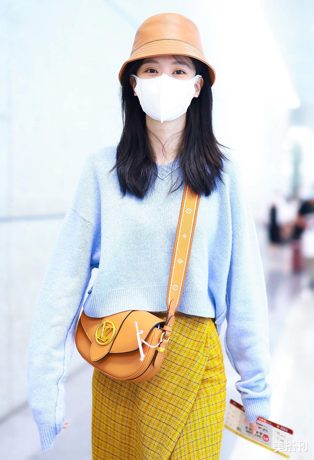 美搭刊|乔欣太会玩彩色了！蓝色毛衣配姜黄色格纹裙，好一个明媚文艺少女