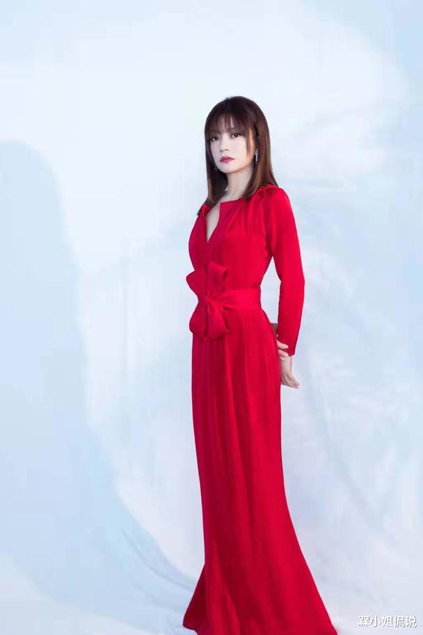 长裙|岁月都被赵薇折服了，剪齐刘海嫩成少女，穿大红长裙惊艳而不俗