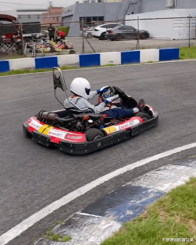 林志颖|林志颖晒儿子，12岁Kimi戴头盔开赛车好炫酷，家中客厅还有天价法拉利