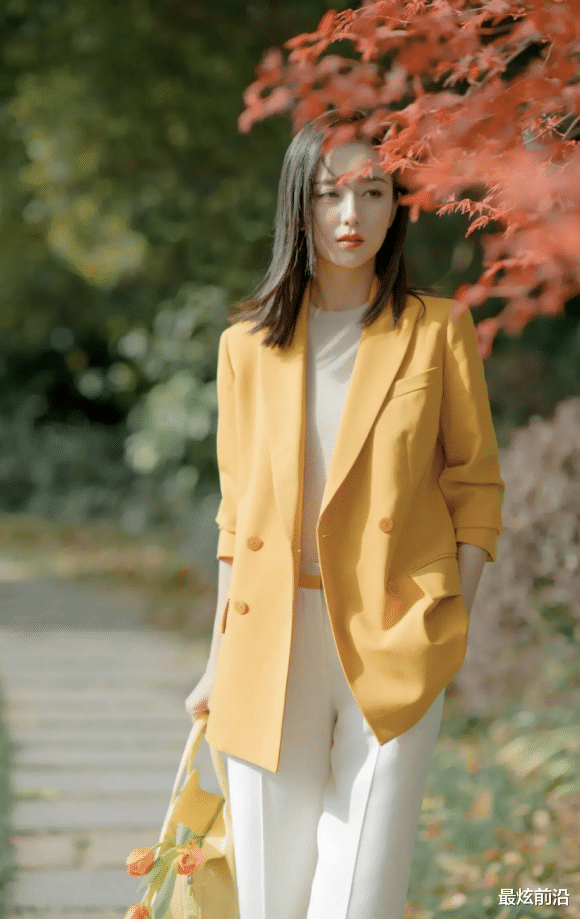 穿衣搭配|佟丽娅很懂得“氛围美”，西装搭配针织衫，堪称秋季穿衣的典范