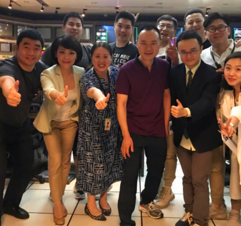 劳春燕|央视主持劳春燕,挺着大肚子主持节目,跟丈夫分居多年,互相体谅