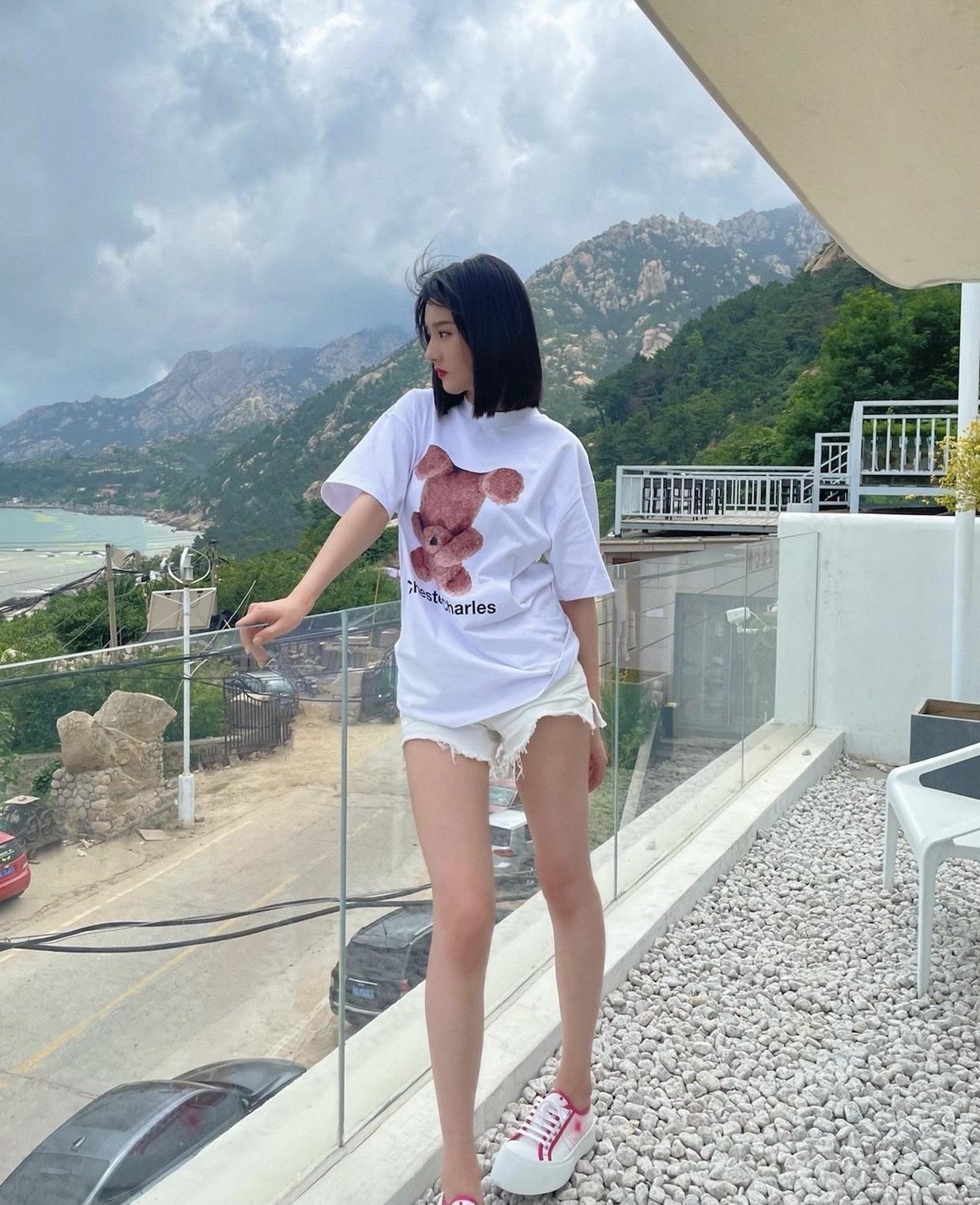 何有强|宋祖儿小小年纪怪会穿的，白色V领连体裤优雅温柔，性感又不失端庄