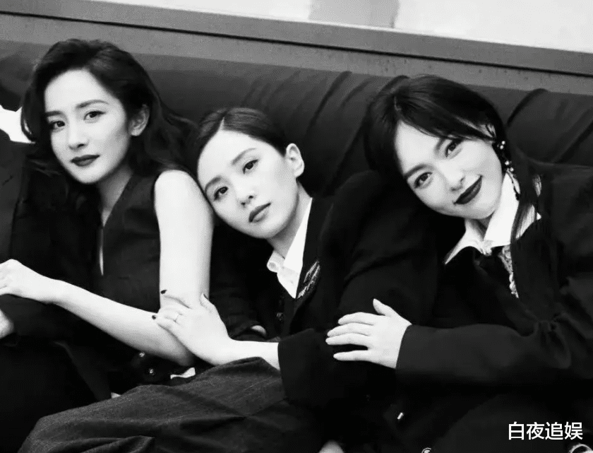 杨幂|“仙剑三姐妹”世纪同框，张雨绮为唐嫣整理耳环，杨幂表情引热议