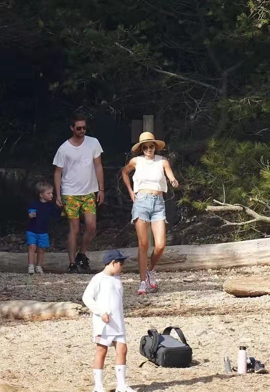 全球时尚号|兰达·可儿一家五口同框，二婚嫁百亿富豪好幸福，搭配好随性