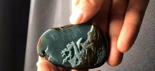 翡翠|3000淘来的翡翠原石，切开一刀差点骂人，看到成品却会心一笑！