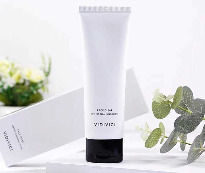 洗面奶 热门洗面奶：补水保湿，收缩毛孔，让你肌肤滑嫩嫩！