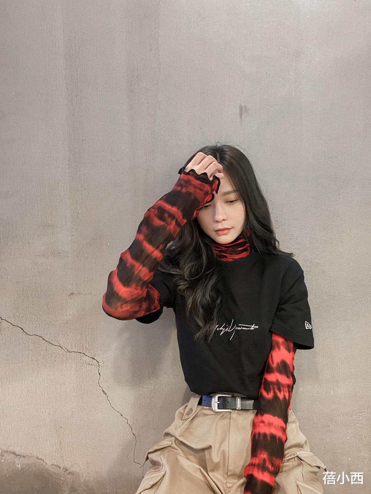 蓓小西|沈梦辰的穿搭品味节节攀升,黑T恤叠穿红色打底衫,时髦又高级