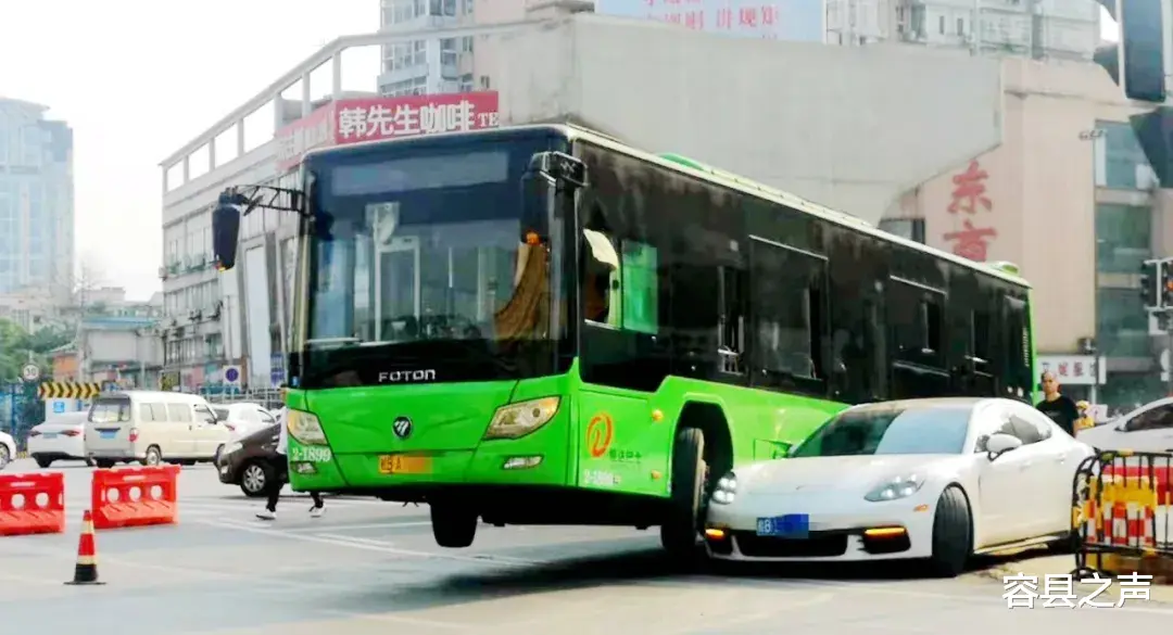 容县之声 广西保时捷与公交车“狭路相逢”  网友：公交车被迫“起飞”！