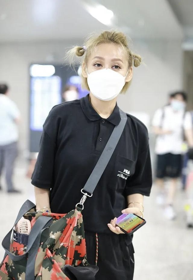 发型|宁静扮嫩发力过猛,染一头金发还能接受,左右扎两个小啾啾看不懂