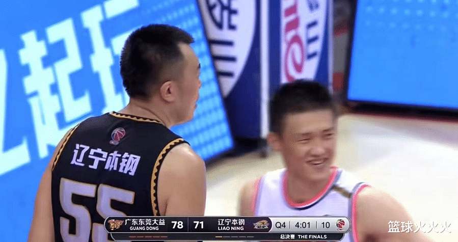 韩德君|辽宁输球！2主力被裁判困扰，韩德君气得直跳，一旁的周鹏都笑了
