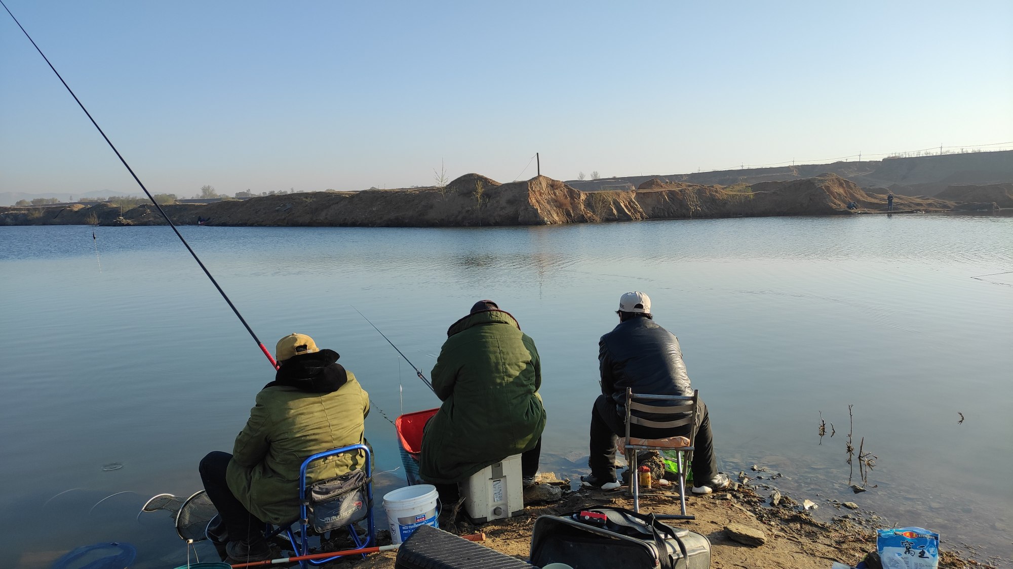 |灭绝性钓鱼危害真的不大吗？上百钓鱼人，五天钓光一沙坑。