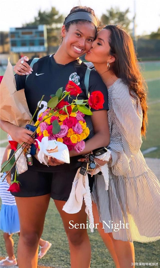 科比·布莱恩特|科比女儿身材垮了？大腿粗壮腰圈明显，与漂亮妈合影颜值差距太大